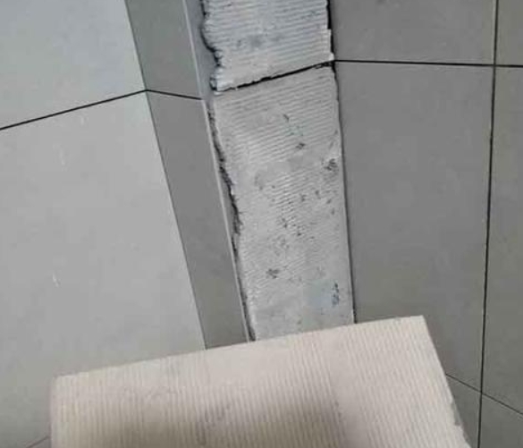 宣化瓷砖空鼓维修公司分享下厨房瓷砖脱落的补救措施。